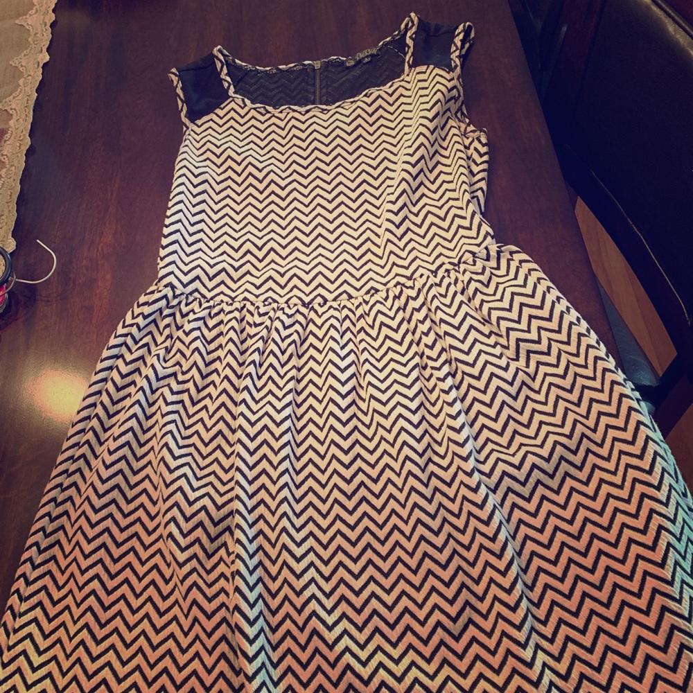 Sleeveless black and white dress